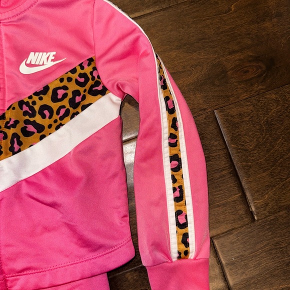 Toddler Girl Nike Jogging FZ Set Pink and Leopard Print Tracksuit Size 2T - Picture 4 of 16